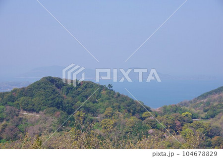 香川県高松市 あじ竜王山公園から女木島方面を望む 香川県高松市 あじ竜王山公園から女木島方面を望む 104678829