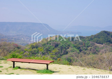 香川県高松市　あじ竜王山公園から屋島・女木島方面を望む 104678837