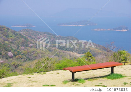 香川県高松市　あじ竜王山公園から鎧島・稲毛島・兜島・豊島方面を望む 104678838