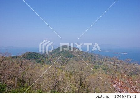 香川県高松市　あじ竜王山公園から女木島・遠見山・豊島方面を望む 104678841