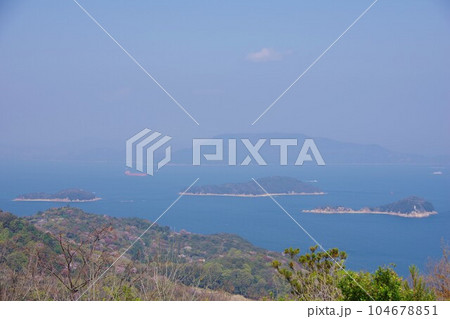 香川県高松市　あじ竜王山公園から稲毛島・豊島・鎧島・兜島方面を望む 104678851