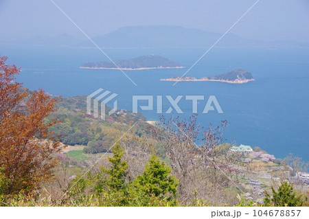 香川県高松市 あじ竜王山公園から兜島・稲毛島・豊島方面を望む 香川県高松市 あじ竜王山公園から兜島・稲毛島・豊島方面を望む 104678857