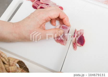 【焼き鳥砂肝の下処理をする主婦 包丁有】 【焼き鳥砂肝の下処理をする主婦 包丁有】 104679131