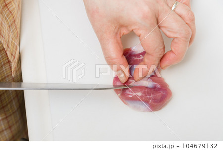 【焼き鳥砂肝の下処理をする主婦 包丁有】 【焼き鳥砂肝の下処理をする主婦 包丁有】 104679132