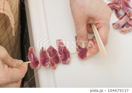 【焼き鳥砂肝の串打ちをする主婦】 【焼き鳥砂肝の串打ちをする主婦】 104679137
