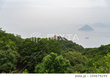 岡山県玉野市 王子ヶ岳のニコニコ岩 奇岩の絶景 岡山県玉野市 王子ヶ岳のニコニコ岩 奇岩の絶景 104679249