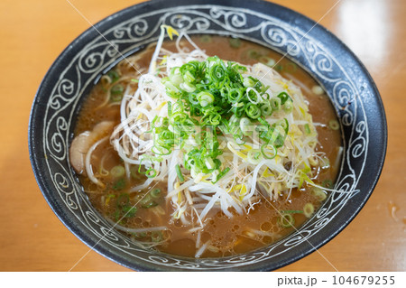 とんこつ醤油ラーメン こってり濃厚な一杯 とんこつ醤油ラーメン こってり濃厚な一杯 104679255