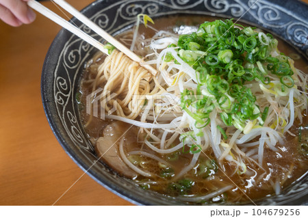 とんこつ醤油ラーメン こってり濃厚な一杯 とんこつ醤油ラーメン こってり濃厚な一杯 104679256