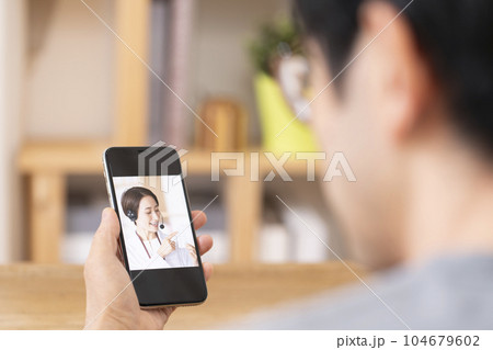 薬剤師　オンライン服薬指導イメージ　スマートフォン 104679602