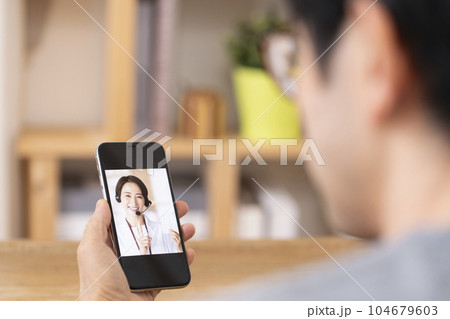 薬剤師 オンライン服薬指導イメージ スマートフォン 薬剤師 オンライン服薬指導イメージ スマートフォン 104679603