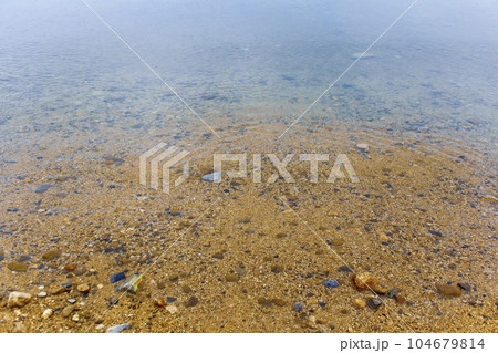 【香川】初夏の沙弥島西の浜 透明度の高い海 【香川】初夏の沙弥島西の浜 透明度の高い海 104679814