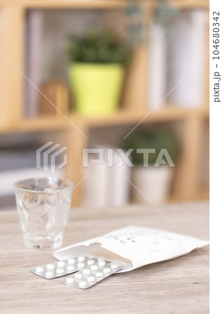 薬と水を飲むイメージ 薬と水を飲むイメージ 104680342