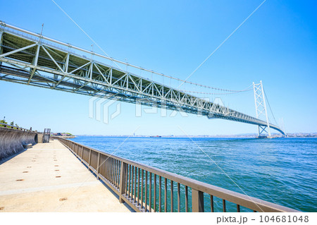 淡路島から見た初夏の明石海峡大橋　兵庫県淡路市 104681048