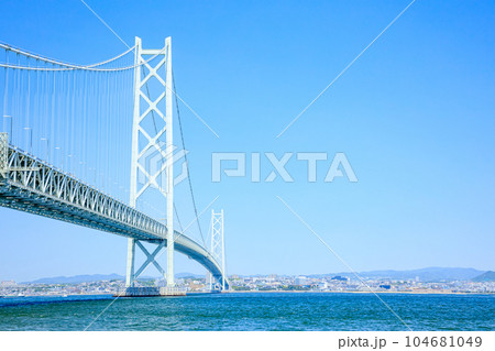 淡路島から見た初夏の明石海峡大橋　兵庫県淡路市 104681049