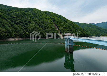 山梨県広瀬湖の風景 取水塔 山梨県広瀬湖の風景 取水塔 104681700