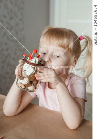 A little girl blogger makes a sweet Valentine's Day gift with her own hands. A gift for the holiday, a video blog entry. A little girl blogger makes a sweet Valentine's Day gift with her own hands. A gift for the holiday, a video blog entry. 104682634