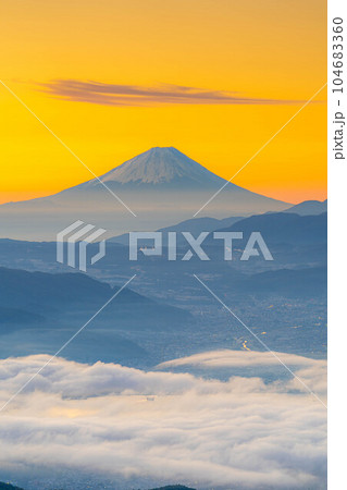 【富士山素材】秋の高ボッチ高原から見る夜明けの富士山と諏訪湖の雲海【長野県】 104683360