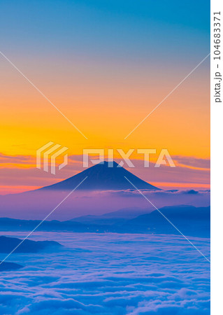 【富士山素材】秋の高ボッチ高原から見る夜明けの富士山と諏訪湖の雲海【長野県】 104683371