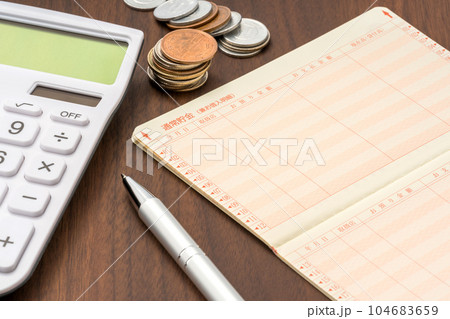 通帳と計算機とお金 104683659