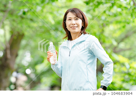 新緑　歩く　運動　水分補給　シニア 104683904