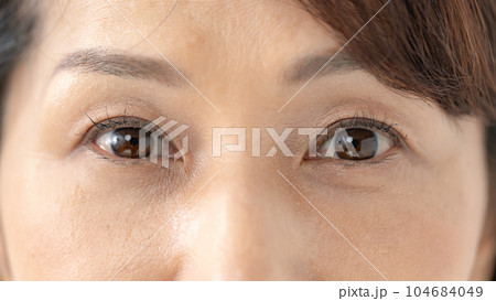 女性　シニア　目元　アップ 104684049