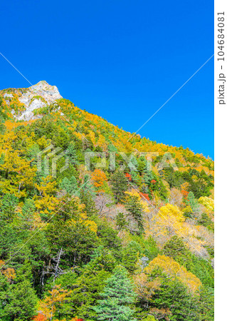【秋素材】錦秋の上高地・明神池と明神岳【長野県】 104684081