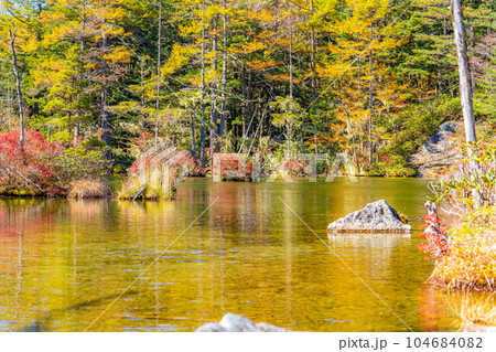 【秋素材】錦秋の上高地・明神池と明神岳【長野県】 104684082