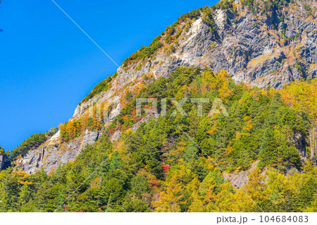 【秋素材】錦秋の上高地・明神池と明神岳【長野県】 104684083
