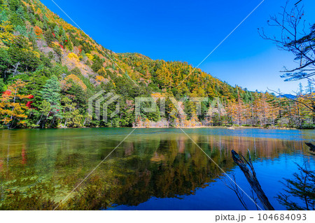 【秋素材】錦秋の上高地・明神池と明神岳【長野県】 104684093