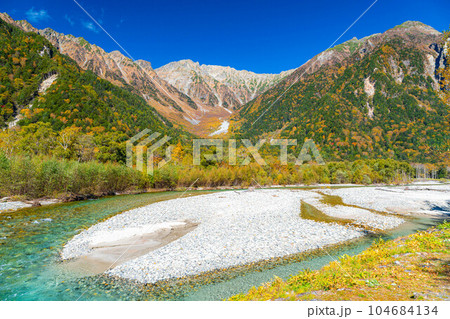 【秋素材】錦秋の上高地・梓川の清流【長野県】 104684134