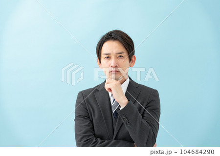 ビジネス 考える 笑顔 ビジネス 考える 笑顔 104684290