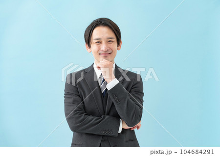 ビジネス　考える　笑顔 104684291