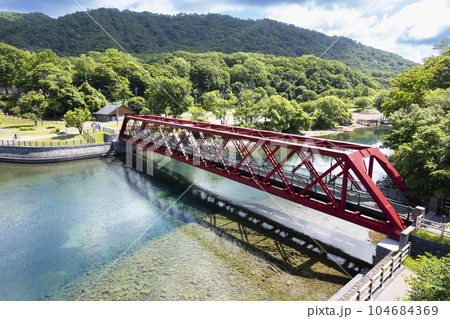夏の支笏湖を空撮（山線鉄橋） 104684369