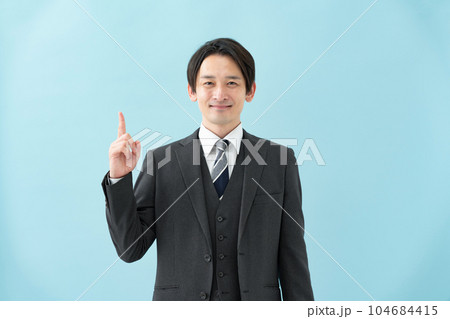 ビジネス 男性 指差し ビジネス 男性 指差し 104684415