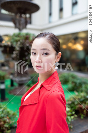 30代女性　ポートレート 104684467