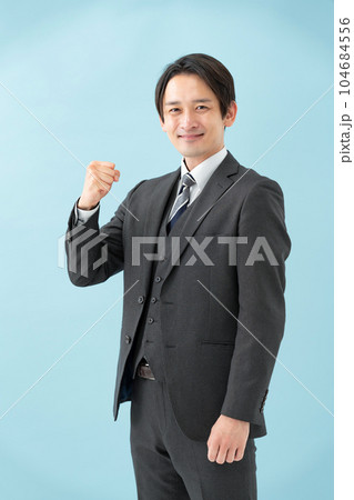 ビジネス　男性　ガッツポーズ 104684556