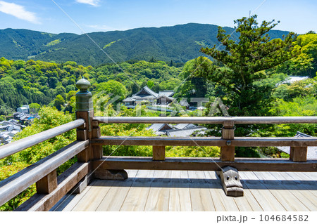長谷寺の本堂から見る山並み 104684582