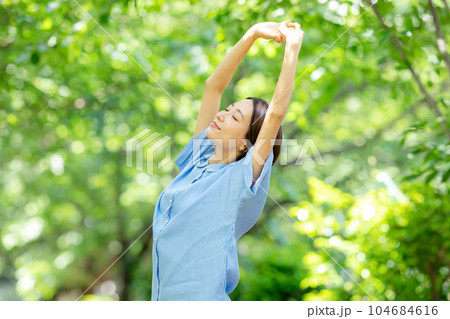 新緑　ビューティー　ストレッチ 104684616