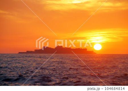 長崎の軍艦島と夕日02 104684814