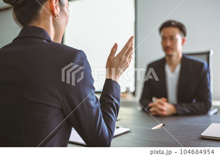 会議室でのビジネス 104684954
