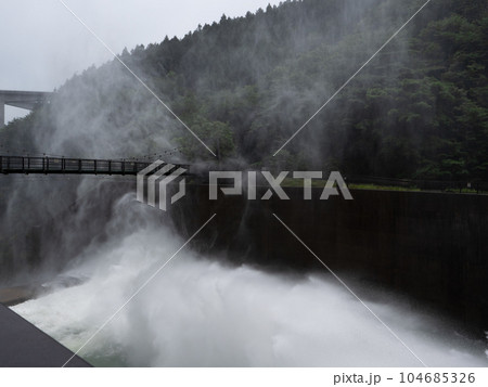 奥秩父 滝沢ダムの放水と吊り橋 奥秩父 滝沢ダムの放水と吊り橋 104685326