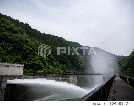 奥秩父 滝沢ダムの放水と吊り橋 奥秩父 滝沢ダムの放水と吊り橋 104685328