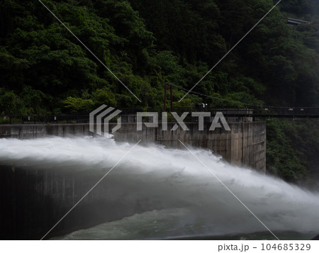 奥秩父　滝沢ダムの放水と吊り橋 104685329