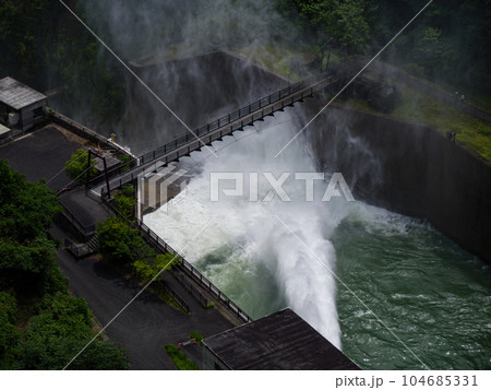 奥秩父　滝沢ダムの放水と吊り橋 104685331