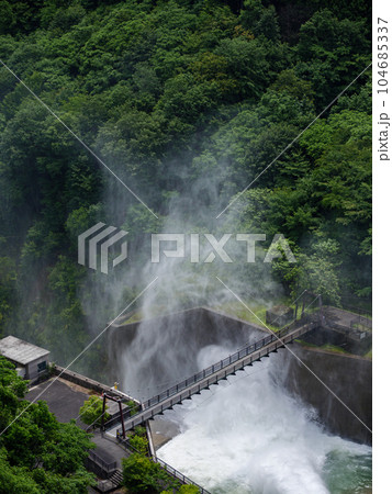 奥秩父 滝沢ダムの放水と吊り橋 奥秩父 滝沢ダムの放水と吊り橋 104685337
