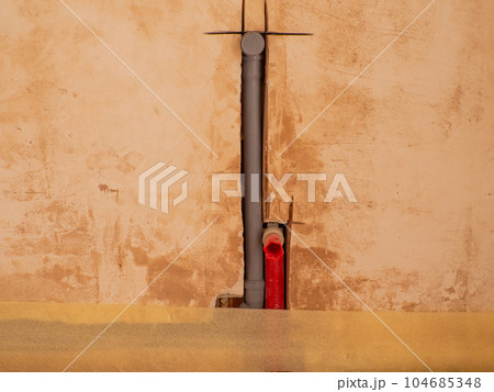 Installing heating and water pipes in apartment 104685348