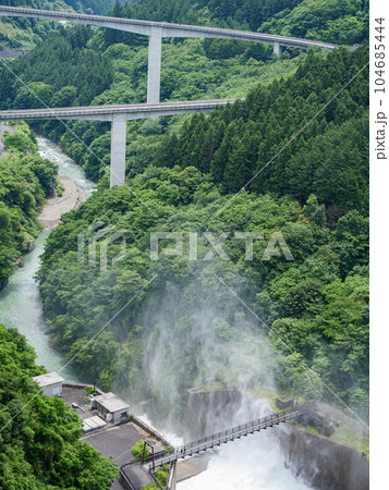 奥秩父 初夏の滝沢ダムの風景 奥秩父 初夏の滝沢ダムの風景 104685444
