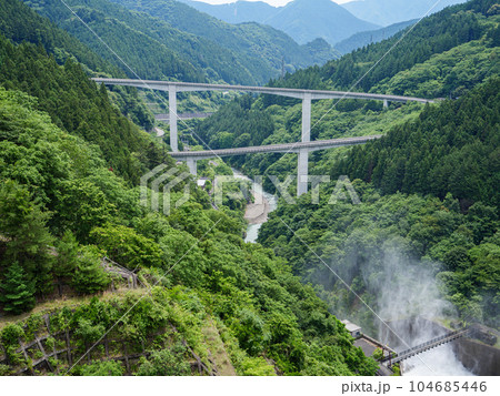 奥秩父　初夏の滝沢ダムの風景 104685446