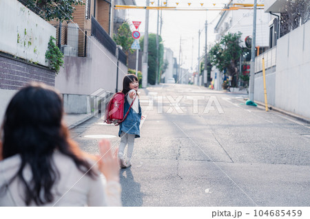 小学生を見送るお母さん 小学生を見送るお母さん 104685459