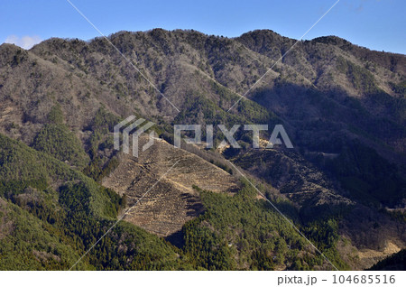 道志山塊の御正体山より赤岩と今倉山を望む 104685516